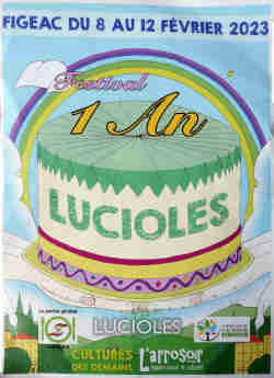 Recto du prospectus où est dessiné un gâteau d'anniversaire avec une bougie sous un arc-en-ciel, en bas un paysage champêtre. Le texte : Figeac du 8 au 12 février 2023 ; Festival ; 1 an ; Lucioles ; (partenaires)
